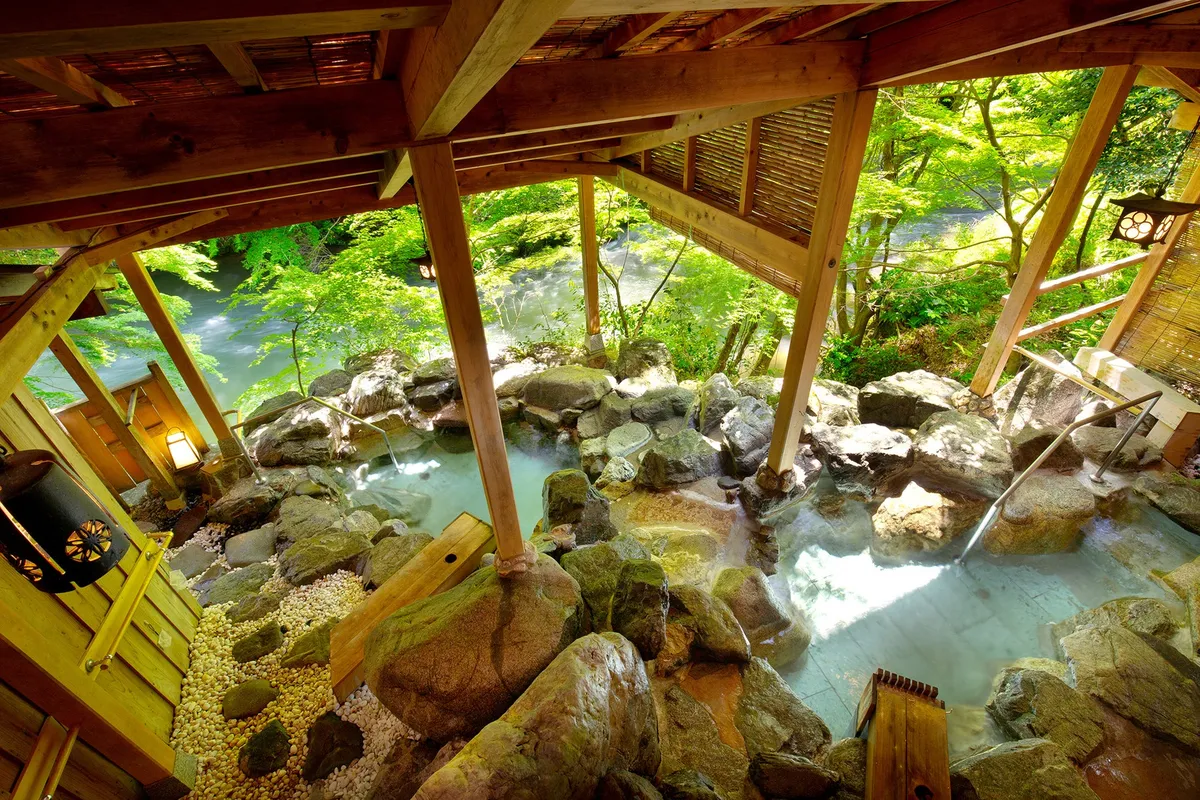 鶴仙渓を望む絶景の露天風呂