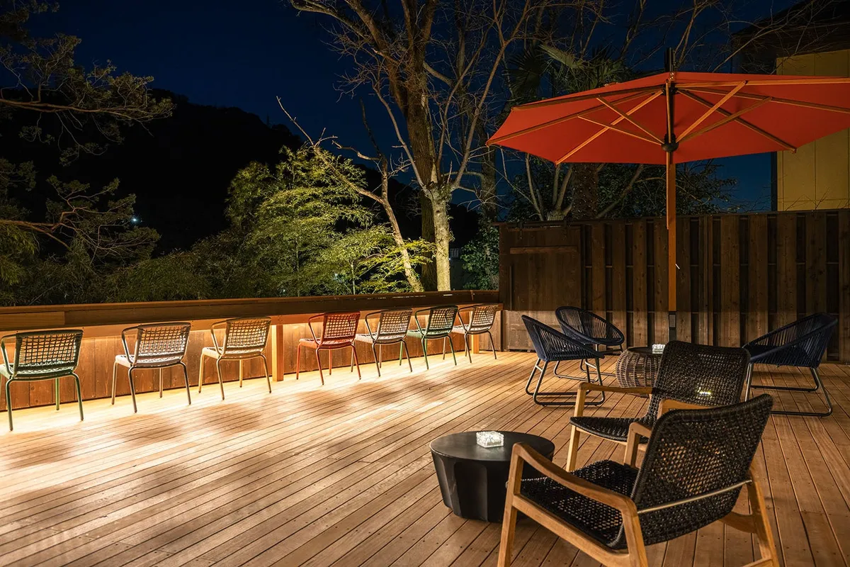 夜のライトアップされたテラスラウンジ