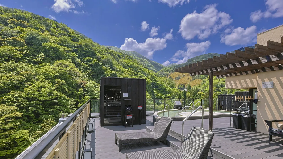 山々を望む開放的な展望露天風呂