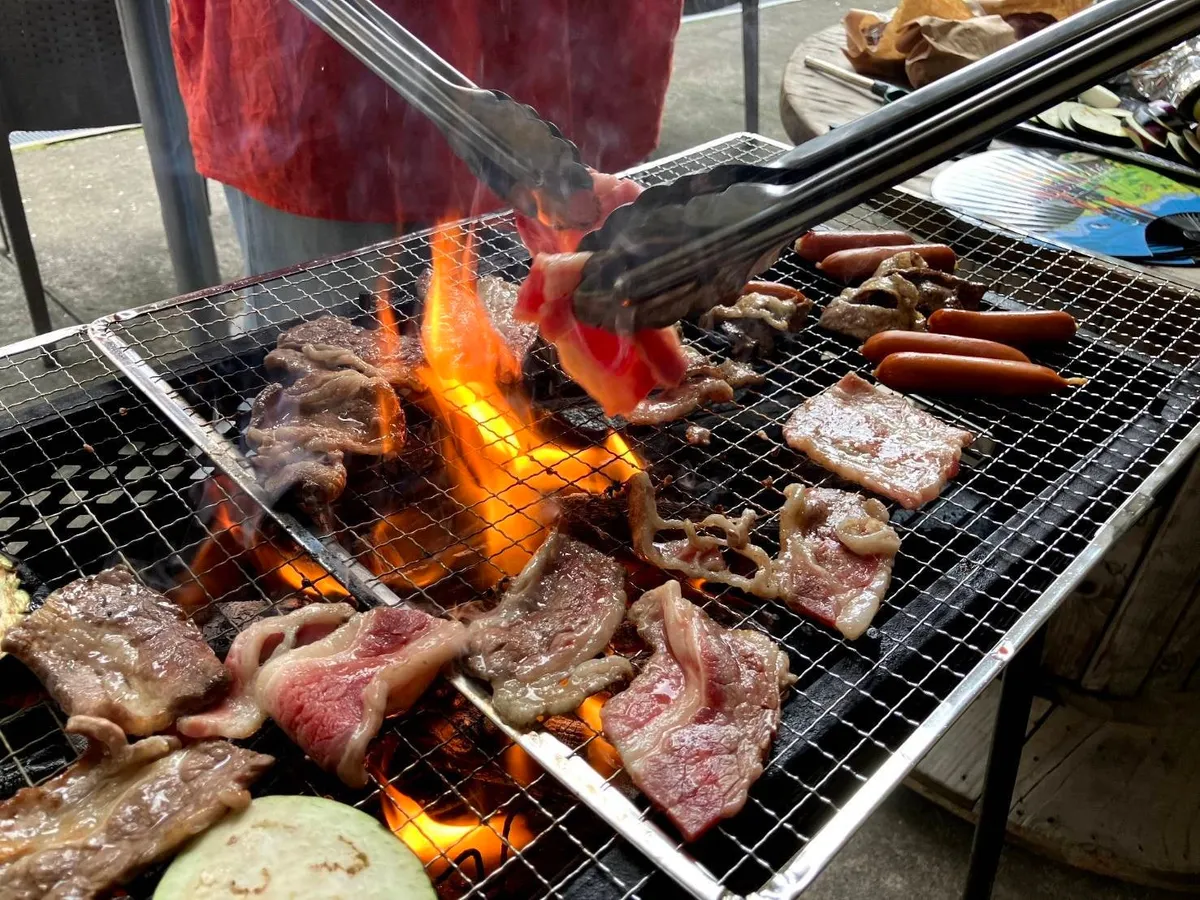 炭火で香ばしく焼き上げる本格BBQ