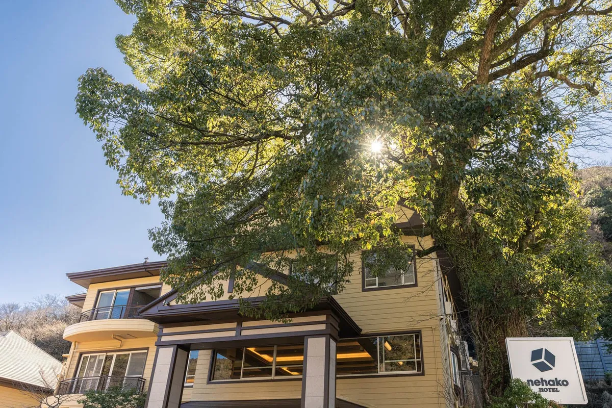 豊かな緑に囲まれたホテルの外観