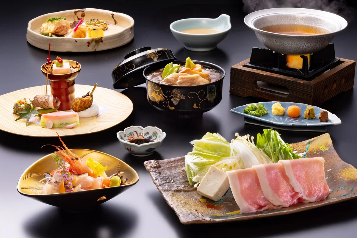 能登豚のしゃぶしゃぶを含む豪華な会席料理